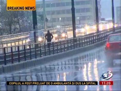 Accident tragic în Bucureşti! Un pieton a fost călcat de tramvai şi are picioarele retezate