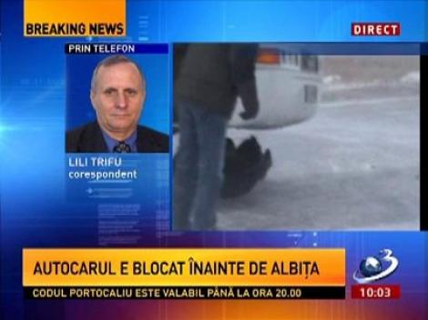 Autocar cu 15 copii şi 20 de adulţi, blocat de 5 ore în Huşi