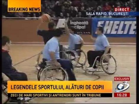Băieţii în scaune cu rotile au oferit o demostraţie de basket în timpul pauzei dintre repreize