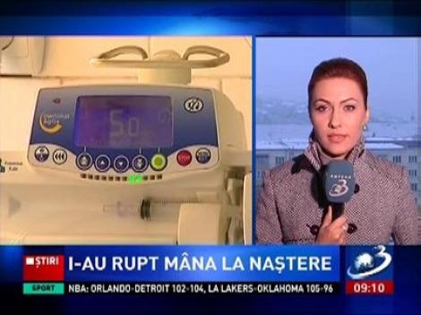 Caz şocant în maternitate din Reşiţa! Părinţii unui bebeluş au aflat după naştere, că acesta avea o mână ruptă