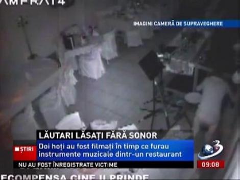 Doi hoţi cu cagule au furat instrumentele muzicale dintr-un restaurant din Contanţa