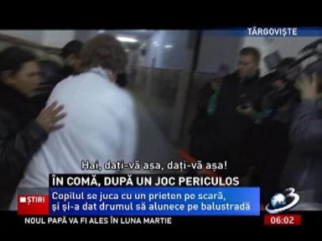 Un copil de 12 ani se zbate între viaţă şi moarte, după ce a căzut de la 10 metri. Se dădea pe balustrada din scara blocului