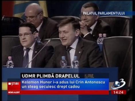 Kelemen Hunor i-a înmânat lui Crin Antonescu drapelul secuiesc