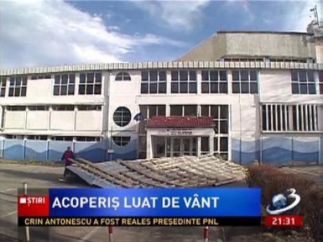 Atenționare de cod galben în sud vestul țării! La Sibiu, un acoperiș a fost smuls de vântul puternic