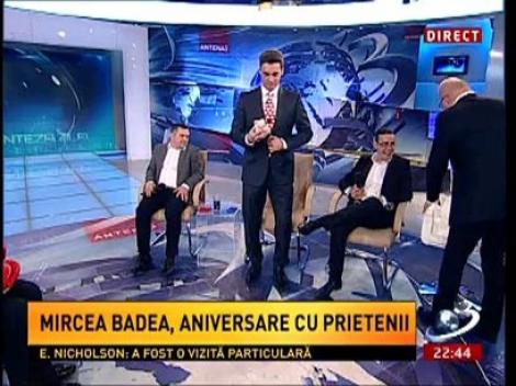 Adrian Ursu îi înmânează lui Badea "Ursul de Aur", cu ocazia zilei de naştere a jurnalistului