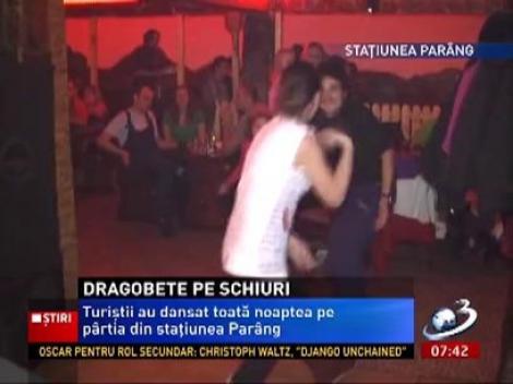 Pe pârtia din Azuga, peste 30 de schiori s-au costumat în personaje de basm