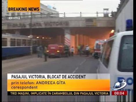 Pasajul Victoria, blocat din cauza unui accident rutier. Trei persoane, transportate la spital