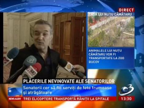 Plăcerile nevinovate ale senatorilor! Aceste cer să fie serviţi la cafeneau senatului de domnişoare tinere şi arătoase