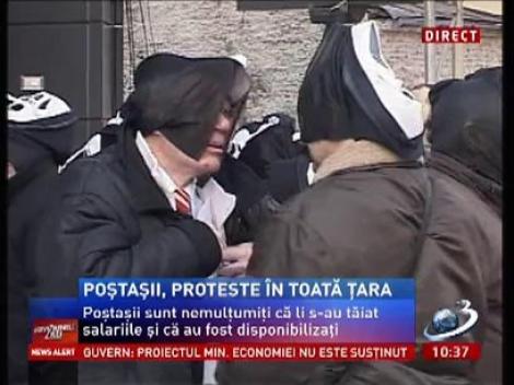 Sute de poştaşi protestează cu cagule pe faţă