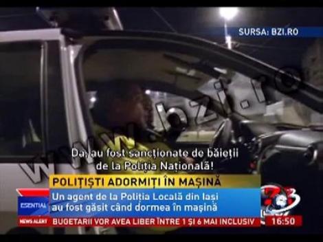 Uluitor! Poliţişti prinşi în timp ce dormeau în maşina de serviciu