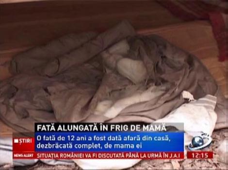 O mamă furioasă şi-a dat fiica afară din casă, dezbrăcată complet