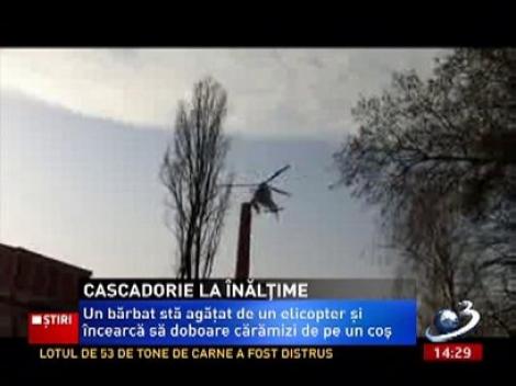 Imagini incredibile la Satu Mare! Un bărbat stă agăţat de un elicopter