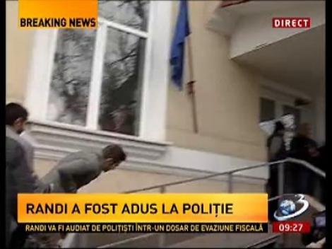 Artistul Randi, audiat la Poliţia Ilfov