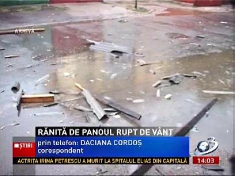 O femeie din Arad, rănită de un panou rupt de vânt