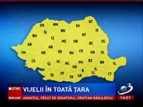 Se strică vremea! Cod galben de ploi, vânt, lapoviţă şi ninsori