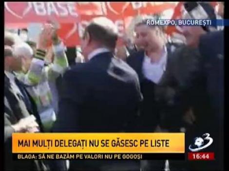 Băsescu, întâmpinat cu cântec la Convenția PDL. Tinerii i-au cântat "I love you, Băse!"