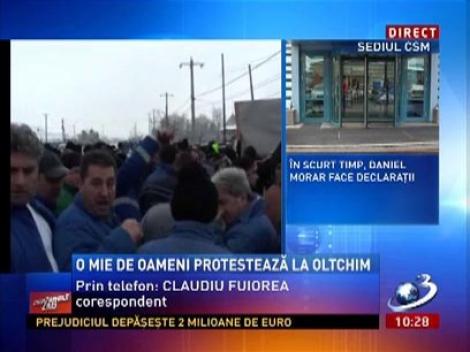 O mie de oameni protestează la Oltchim