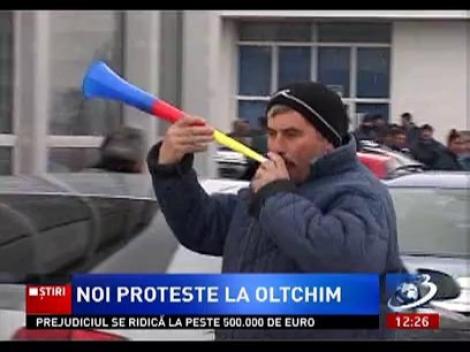 Peste 200 de persoane s-au adunat în faţa sediului combinatului Oltchim