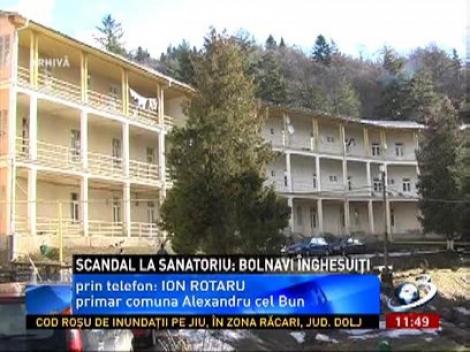 Scandal la sanatoriu. Bolnavi sunt înghesuiţi câte doi în pat