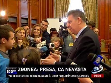 Valeriu Zgonea, intervievat de şcolarii veniţi în vizită la Parlament