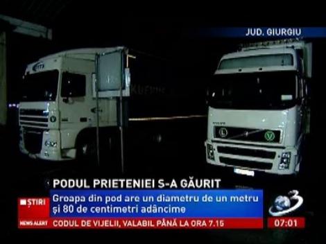 Traficul pe podul Giurgiu - Ruse a fost restricționat din cauza unei gropi uriașe