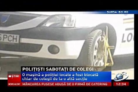 Roţile unei maşini de poliţie din Iaşi, blocate de către colegii săi de la o altă secţie