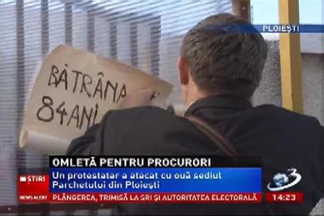 Un bărbat a aruncat cu ouă în sediul Parchetului din Ploieşti