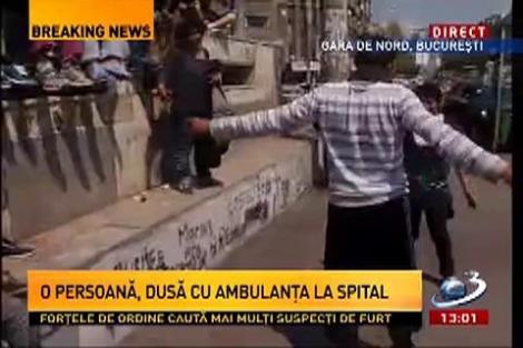 Oamenii străzii, bătaie cu mascaţii, la canalele de la Gara de Nord. O persoană a fost dusă cu ambulanţa