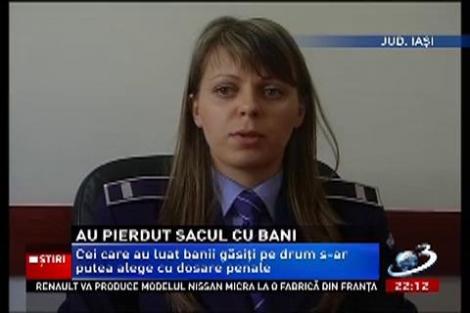 O maşină a Poştei Române a pierdut pe traseu un sac plin cu bani