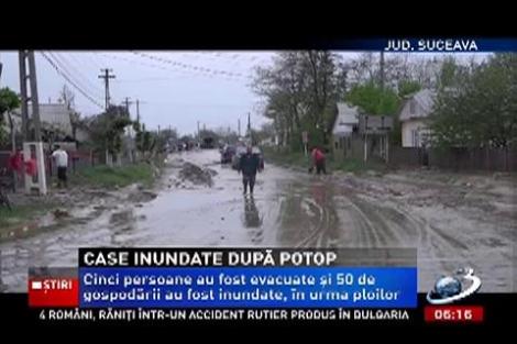 Zeci de gospodării inundate în Suceava. Cinci persoane au fost evacuate