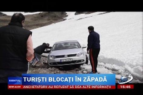 Mai mulţi şoferi au rămas blocaţi pe Transalpina din cauza zăpezii