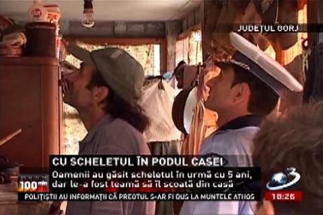 Uluitor! O familie din Gorj trăieşte de 9 ani cu un schelet în pod