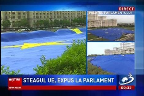 Steagul imens al Uniunii Europene, expus în faţa Palatului Parlamentului
