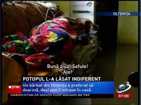 Potopul l-a lăsat indiferent pe un bărbat din Olteniţa