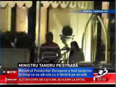 Vezi aici ce ministru s-a giugiulit cu o tânără brunetă pe stradă