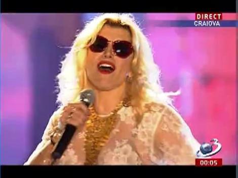 Loredana cântă live pe scena de la Craiova hitul "Apa"