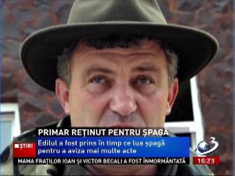 Primar din judeţul Arad, reţinut pentru şpagă