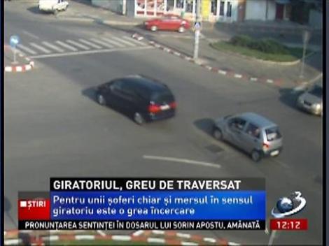 Intersecţiile cu giratoriu le dau bătăi de cap şoferilor amatori