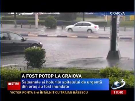 La Craiova, o ploaie torenţială a inundat străzile iar apa a intrat şi în case