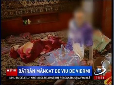 Bărbat mâncat de viu de viermi