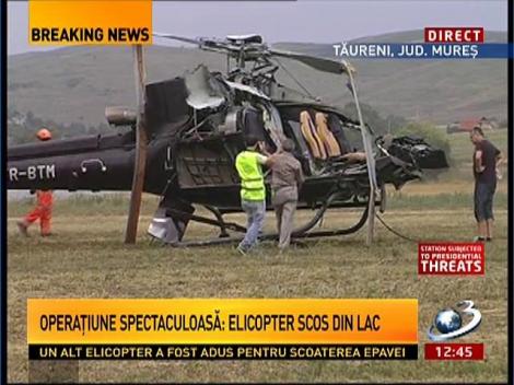 Operaţiune spectaculoasă! Epava elicopterului, scoasă din lac