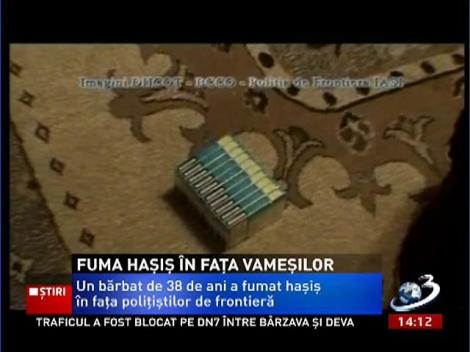 Tupeu fără margini! Un bărbat a fumat haşiş în faţa vameşilor