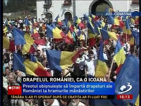 În zi de sărbătoare, episcopul Covasnei si Harghitei le-a împărţit credincioşilor 1.500 de steaguri ale României