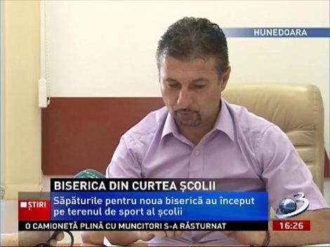 O biserică a răsărit în curtea unei şcoli din Hunedoara