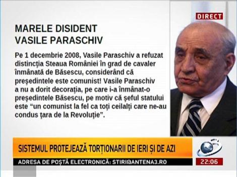 Imagini document! Marele disident Vasile Paraschiv refuză decoraţia înmânată de Băsescu