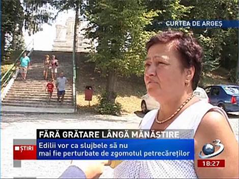 Interzis la grătare lângă mănăstire