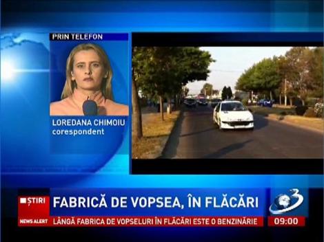 Slatina. Incendiu puternic la o fabrică de vopseluri, flăcările au distrus întreaga clădire şi riscă să se extindă şi la o benzinărie