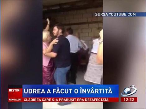Elena Udrea a arătat încă o dată că știe să se distreze.Blonda a dansat pemuzică populară la petrecerea de Sfânta Maria