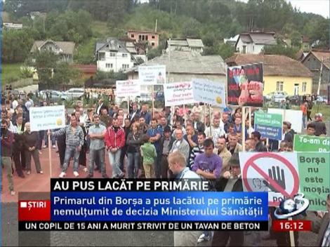 Și-a luat jucăriile și-a plecat. Primarul din Borșa a pus lacăt pe primărie