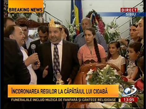 Dorin Cioabă, încoronat rege internaţional al romilor, lângă sicriul tatălui său